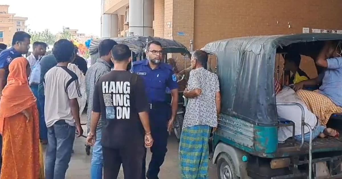 গোপালগঞ্জে বাসের চাপায় ভ্যানচালক নিহত, আহত ৭