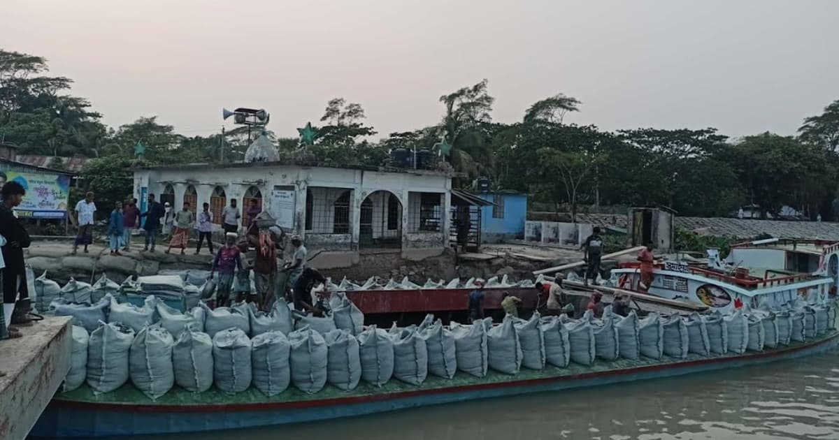 নদীগর্ভে যাচ্ছে হাজিরহাট, হুমকিতে মসজিদ-স্কুল-ক্লিনিক