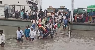 ফেরী উঠানো রাস্তা পানিতে তলিয়ে চরম দুর্ভোগ ও ঝুঁকিতে যাত্রীরা
