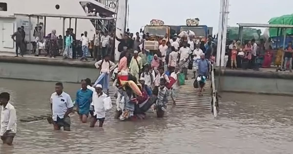 ফেরী উঠানো রাস্তা পানিতে তলিয়ে চরম দুর্ভোগ ও ঝুঁকিতে যাত্রীরা