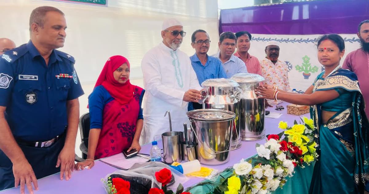 চিরিরবন্দরে ৮৩০ খামারির মাঝে ডেইরি উপকরণ বিতরণ