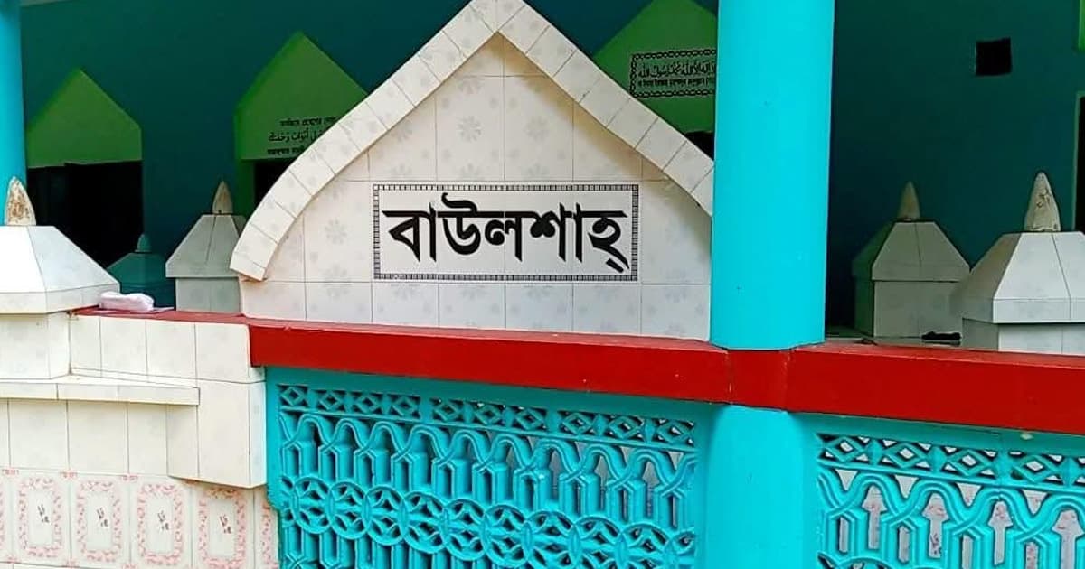 শৈলকুপায় মসজিদের মধ্যেই অন্য রকম আকৃতির দুই কবর