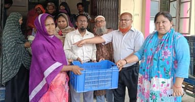 শিবগঞ্জে দরিদ্র পরিবারের মাঝে ব্র্যাকের হাঁস বিতরণ