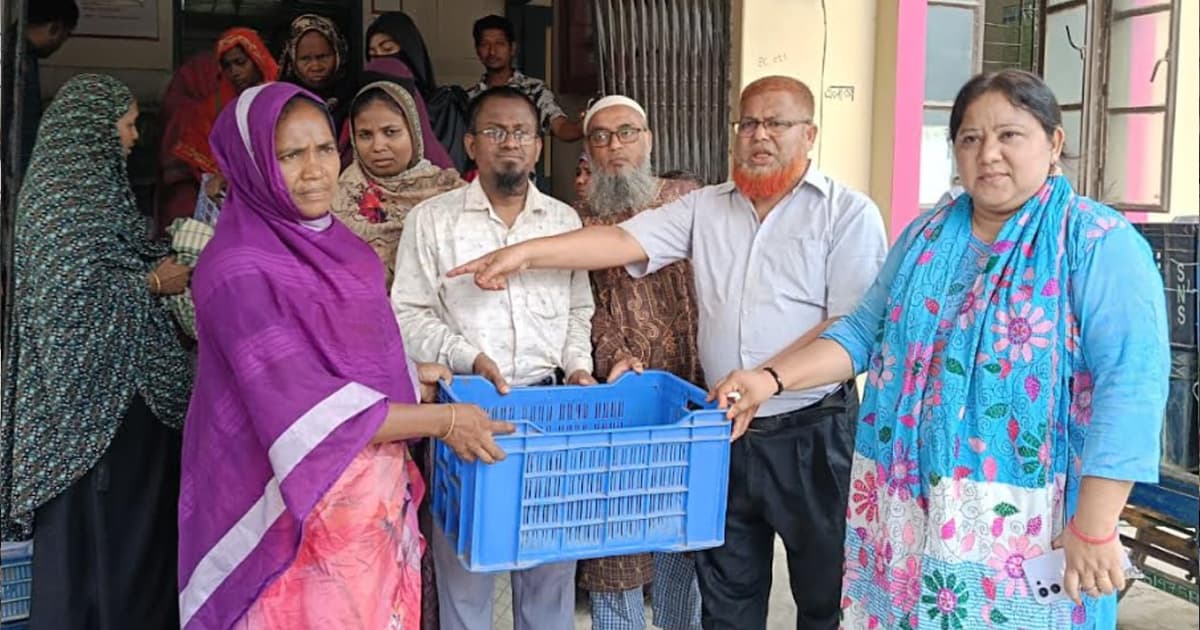শিবগঞ্জে দরিদ্র পরিবারের মাঝে ব্র্যাকের হাঁস বিতরণ