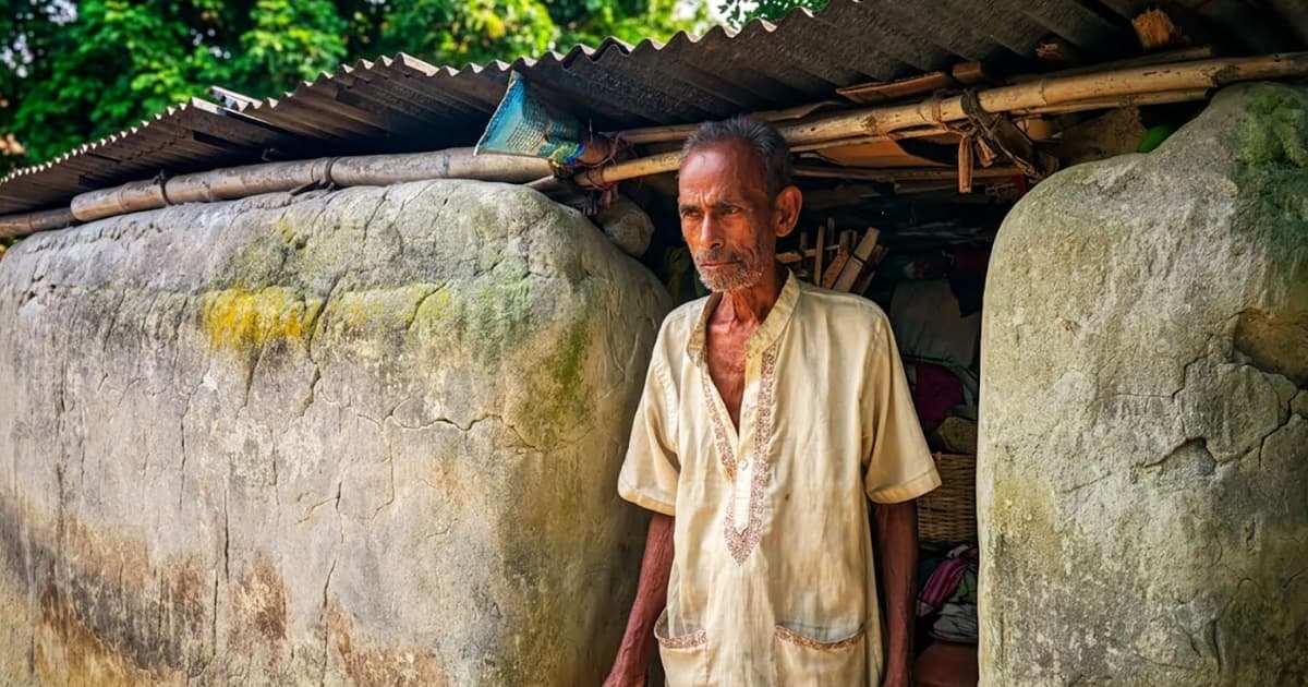 বীরগঞ্জে ৬ ফুটের ঘরে জীবনযুদ্ধ বৃদ্ধ গনি মিয়ার