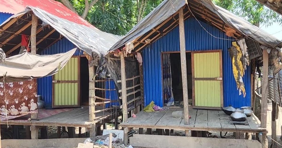 জলে ভাসা জীবনের ইতি: শিবচরে স্কুলমুখী হচ্ছে বেদে শিশুরা