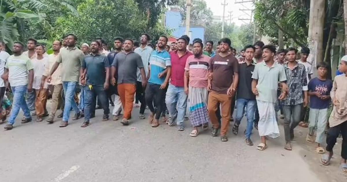 আড়াইহাজারে ইউনিয়ন বিএনপি নেতাকে কুপিয়ে হত্যা, বিক্ষুব্ধ জনতা