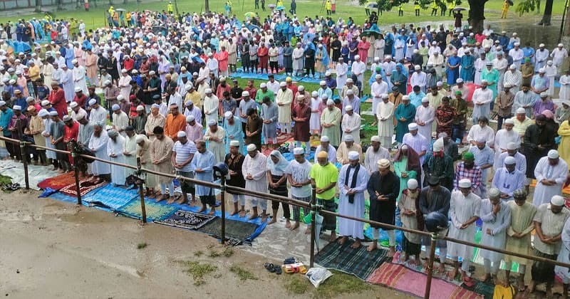 মুষলধারে বৃষ্টি, তবুও শোলাকিয়ায় মুসল্লিদের ঢল