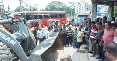 গুঁড়িয়ে দেওয়া হলো বিতর্কিত ‘শাহান-আরা পার্ক’