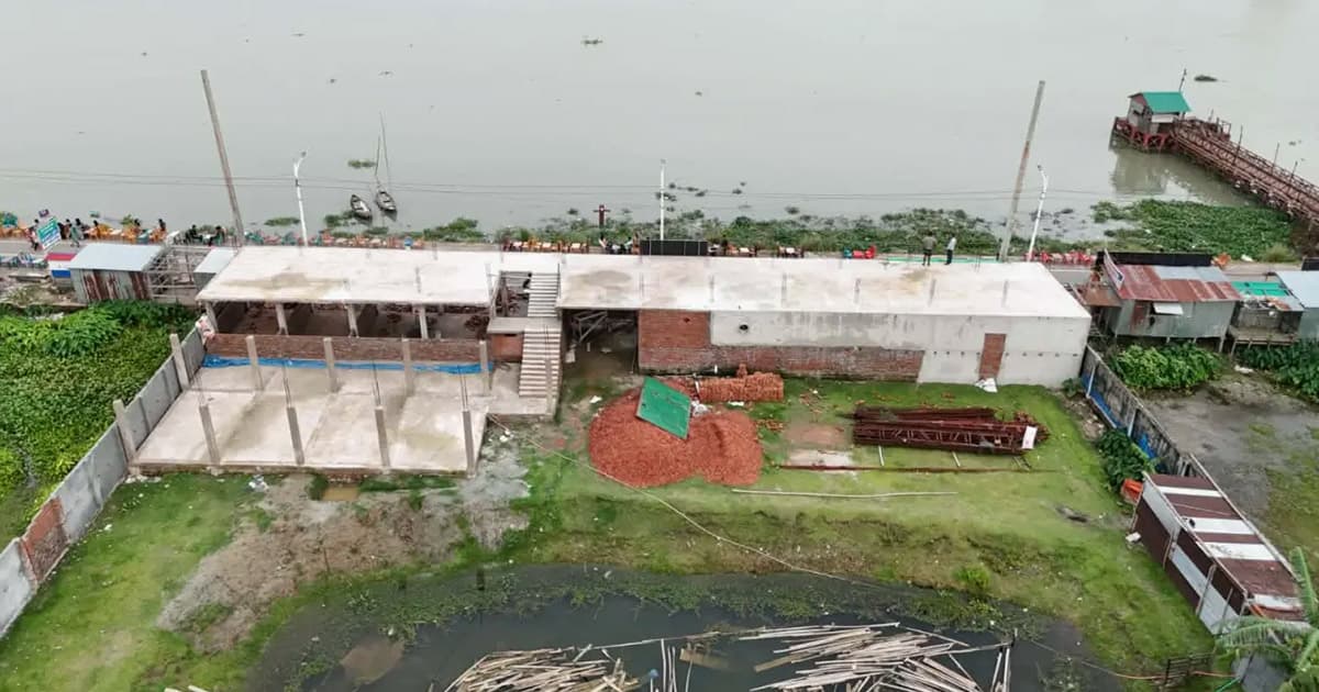 কীর্তনখোলার ফোরশোরে বহুতল ভবন নির্মাণ ঘিরে বিতর্ক