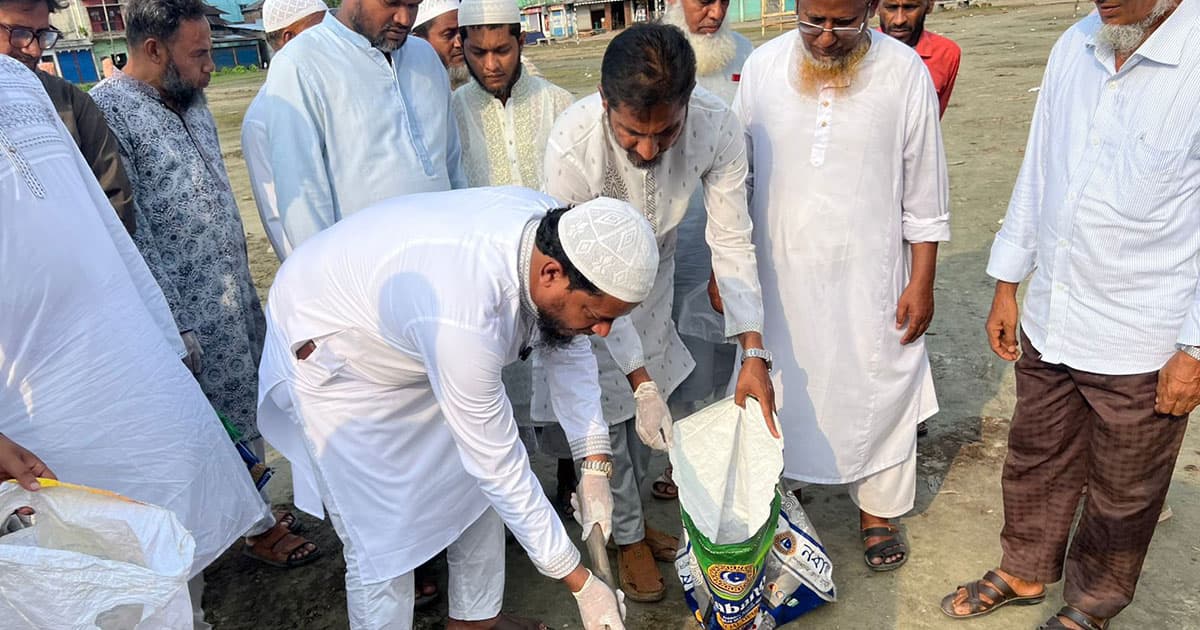 বাউফলে কোরবানির হাটের বর্জ্য অপসারণে ড. মাসুদ এমপি