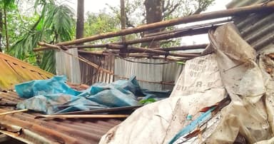 ঝড়ের তাণ্ডবে লণ্ডভণ্ড খানসামা