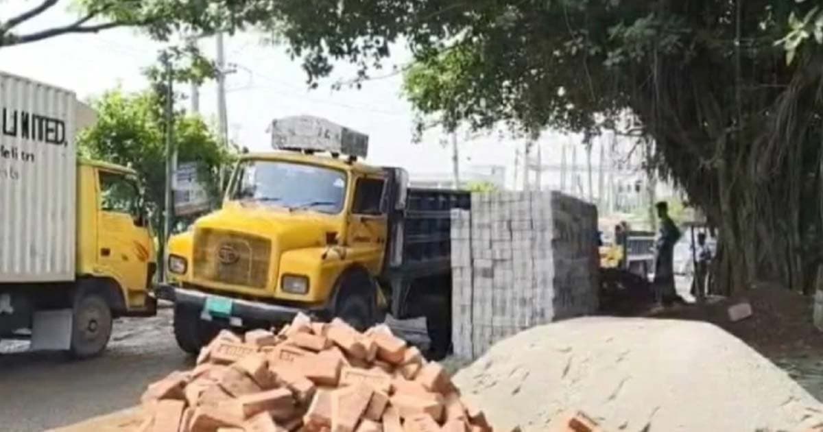রেললাইন থেকে সরানো হলো ট্রাক, ট্রেন চলাচল শুরু