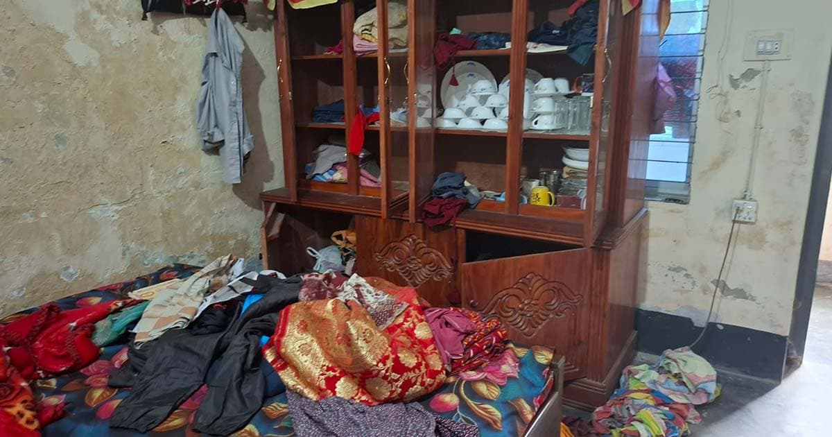 গুরুদাসপুরে ইউএনও কার্যালয়ের সিএ -কে বেঁধে ডাকাতি