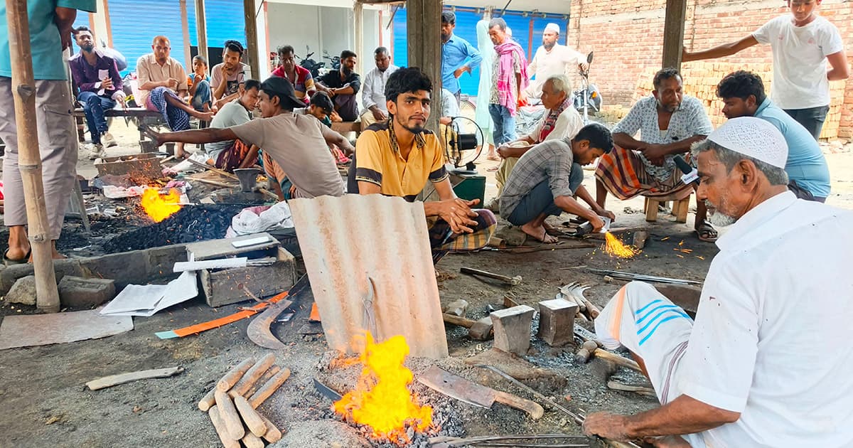 টুংটাং শব্দে মুখর বীরগঞ্জের কামারপাড়া