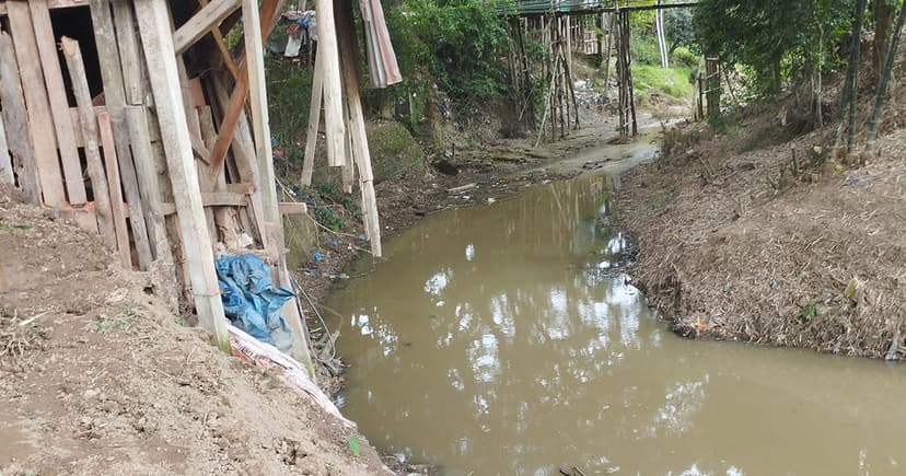 খাল খনন প্রকল্প: শ্রমিকের মজুরি আ’লীগ নেতার পকেটে