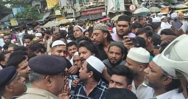 কলকাতার রাস্তায় জুমার নামাজ আদায়, উত্তেজনা