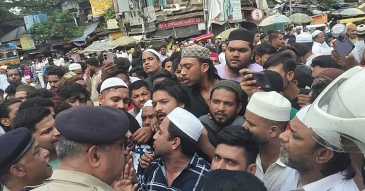 কলকাতার রাস্তায় জুমার নামাজ আদায়, উত্তেজনা