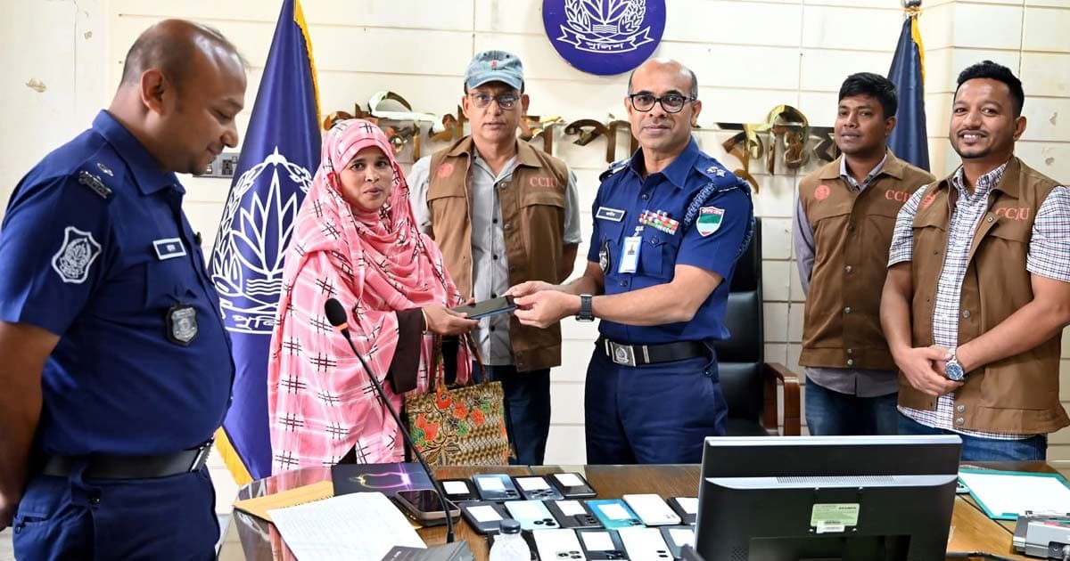 কুষ্টিয়ায় উদ্ধারকৃত মোবাইল ফিরিয়ে দিল পুলিশ