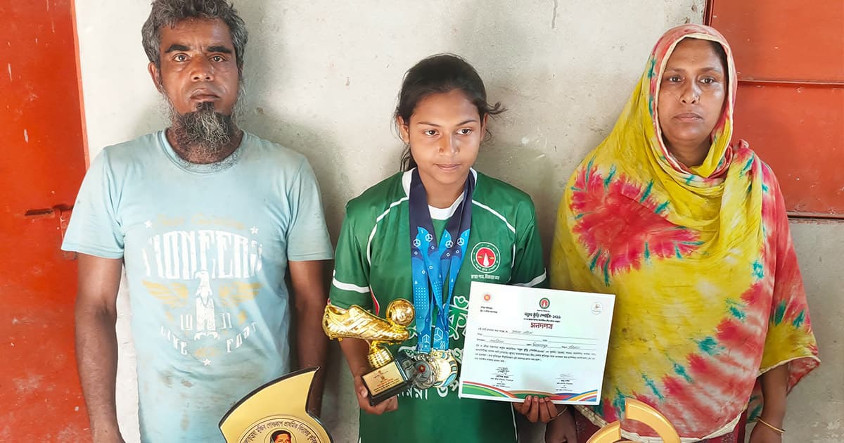 অদম্য নাদিরা: দারিদ্র্য জয় করে ফুটবলে নতুন বিস্ময়