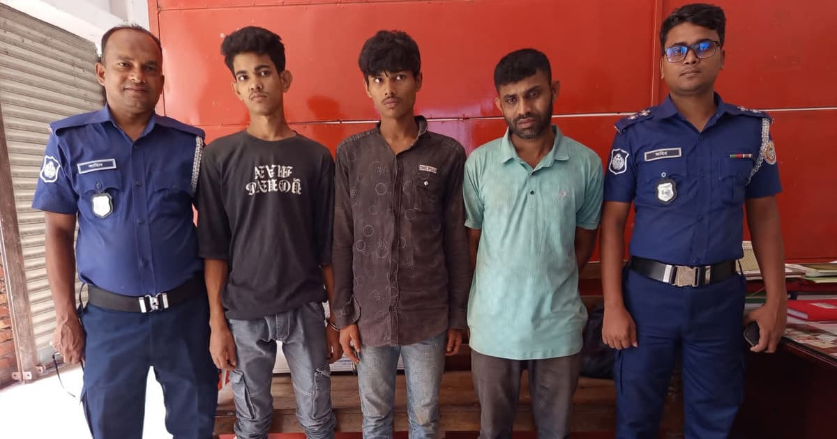 নেছারাবাদে তিন ইয়াবা ব্যবসায়ী গ্রেপ্তার