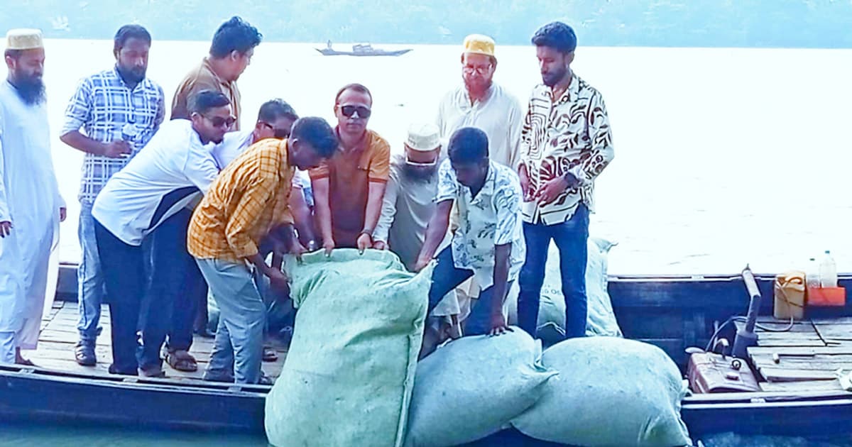 সন্ধ্যা নদীর ভাঙন রোধে জিওব্যাগ ফেলা শুরু