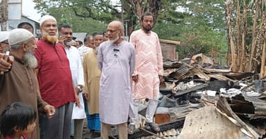 অগ্নিকাণ্ডে ক্ষতিগ্রস্তদের পাশে জেলা পরিষদ প্রশাসক