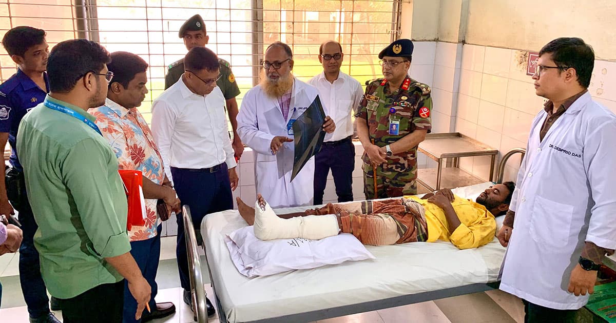 দুর্ঘটনায় আহতদের দেখতে হাসপাতালে জেলা প্রশাসক