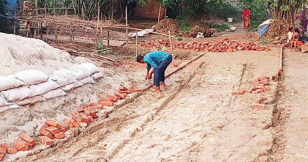 নির্মাণের পর রাস্তার ইট তুলে নেওয়ার অভিযোগ