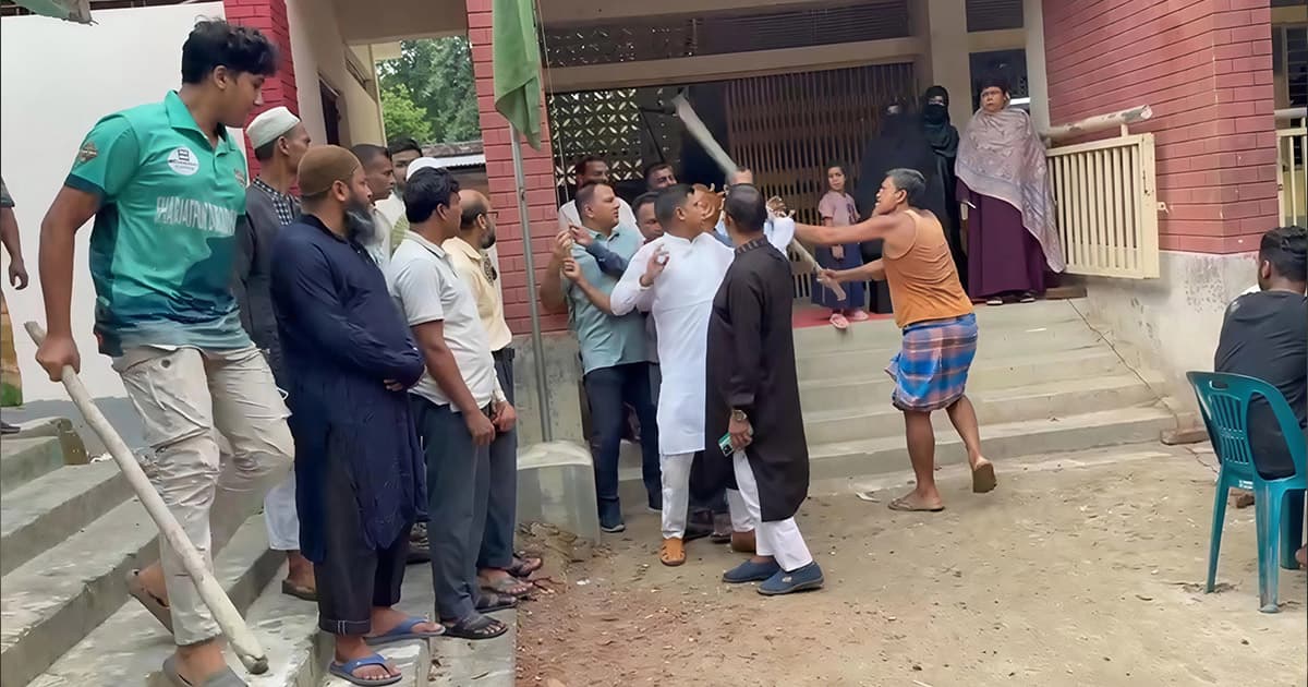জাতীয় সংগীত চলাকালে চেয়ারম্যানকে লাঠিপেটা, ভিডিও ভাইরাল