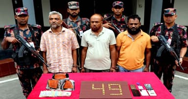 যশোরে স্বর্ণের বারসহ ৩ পাচারকারী আটক