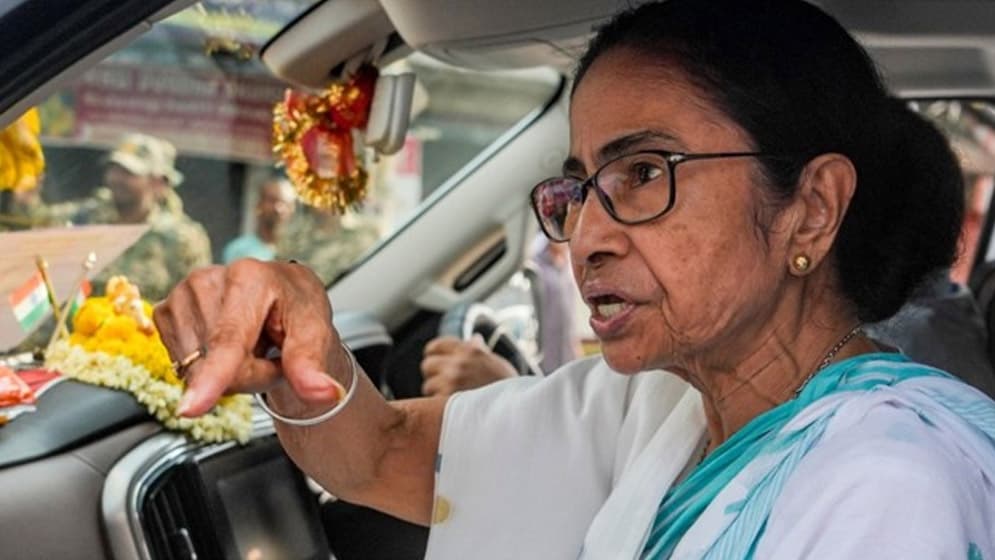 মমতার গাড়ি লক্ষ্য করে ‘চোর, চোর’ স্লোগান