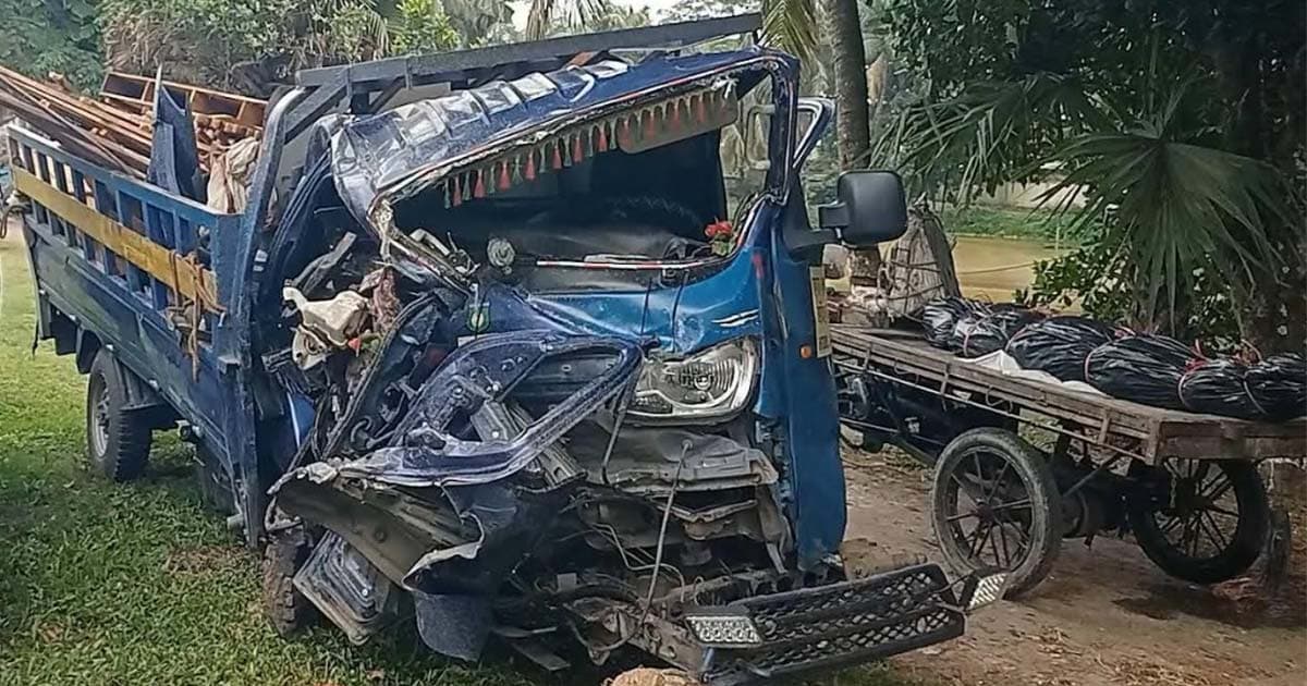 ব্রিজের সঙ্গে পিকআপের ধাক্কা, হেলপার নিহত
