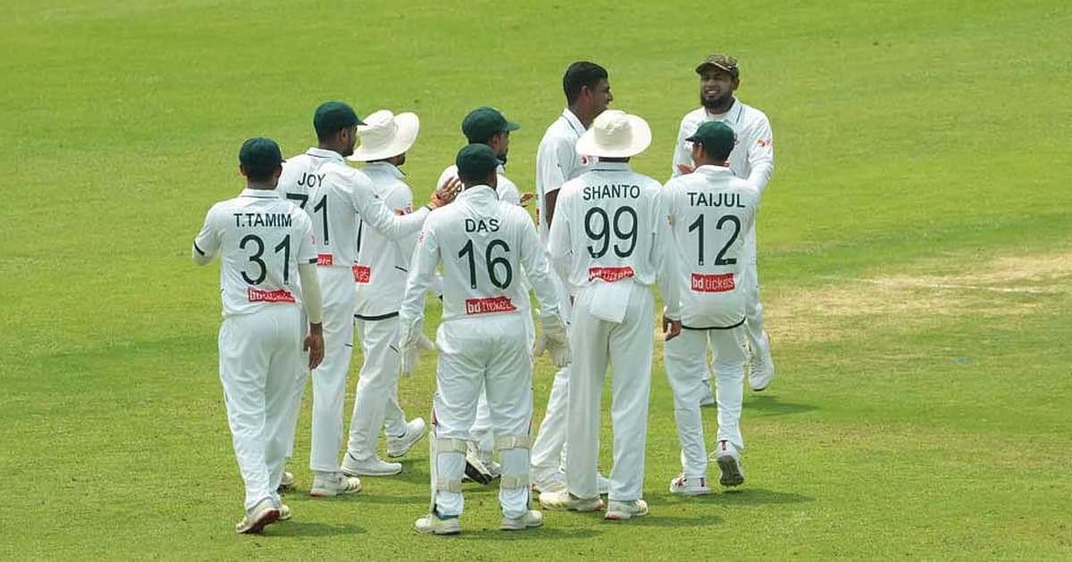 প্রথম সেশনে দুই ওপেনারের উইকেট