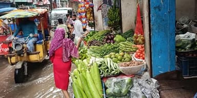 বৃষ্টির বাগড়া, ‘সরবরাহ কমে’ সবজির বাজার চড়া