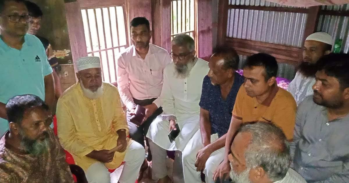 নেছারাবাদে ঝড়ে ক্ষতিগ্রস্ত পরিবারের পাশে দাঁড়ালেন প্রতিমন্ত্রী