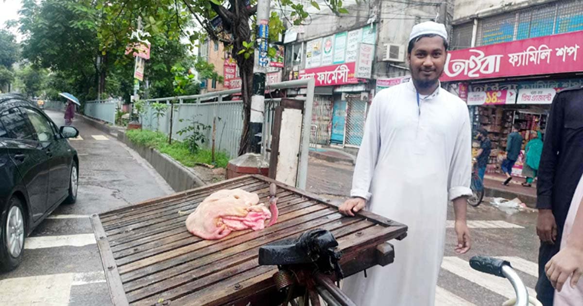 চলছে চামড়া সংগ্রহের কাজ, ব্যস্ত মাদ্রাসার শিক্ষার্থীরা
