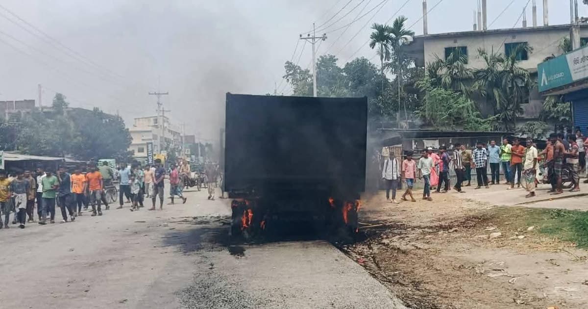 ট্রাকের ধাক্কায় দুমড়েমুচড়ে গেল অটোরিকশা, ট্রাকে আগুন