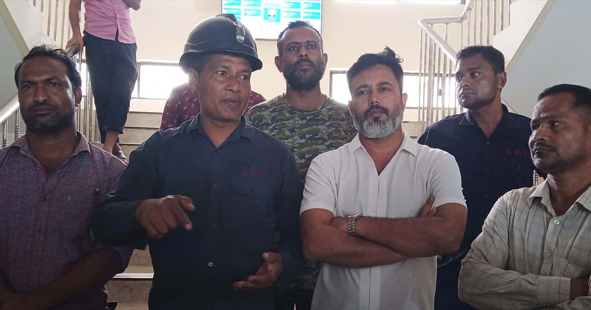 বড়পুকুরিয়ায় বোনাসের দাবিতে খনি শ্রমিকদের বিক্ষোভ
