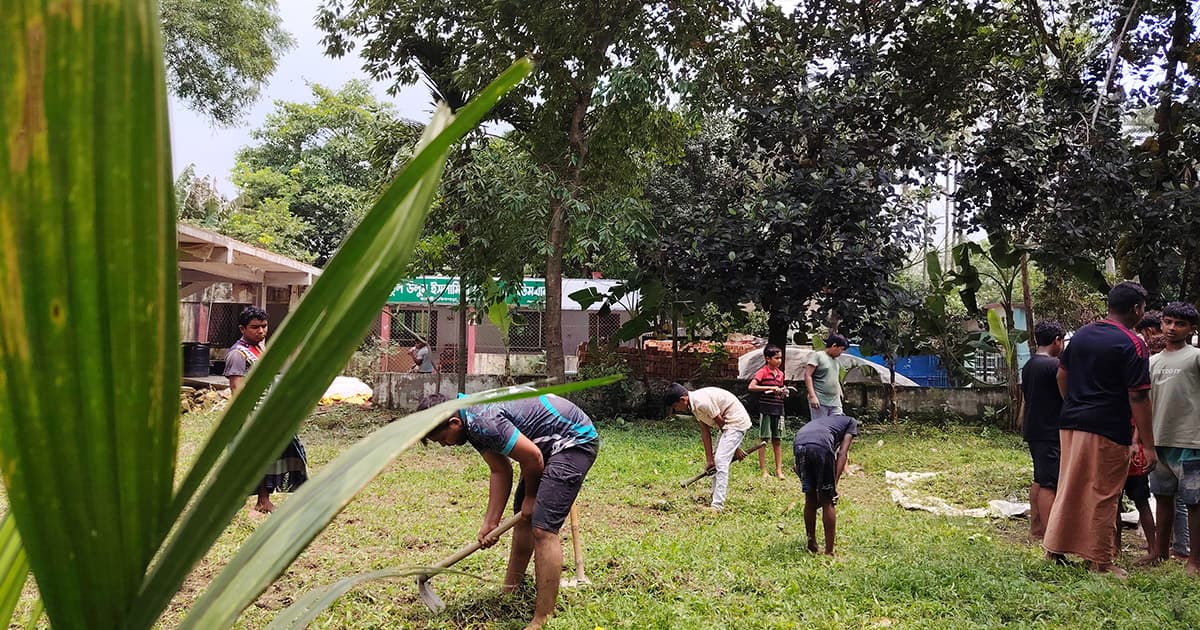 কবরস্থান পরিষ্কারে একতাবদ্ধ তরুণরা