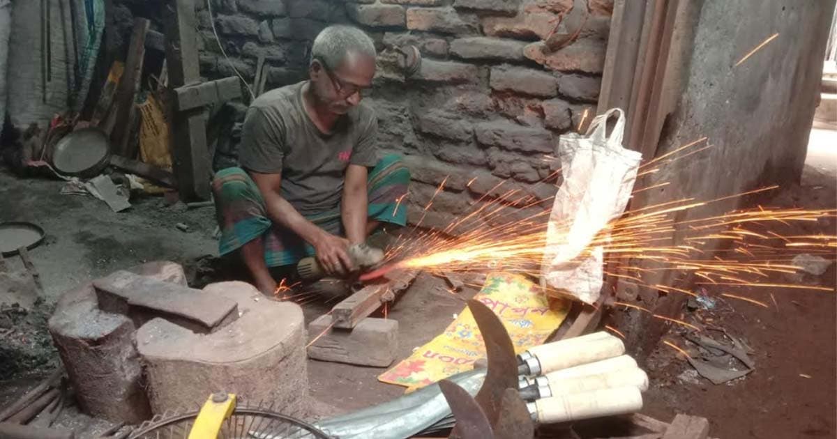 লোহা পুড়লেও এখনো জমেনি কামারদের বাজার