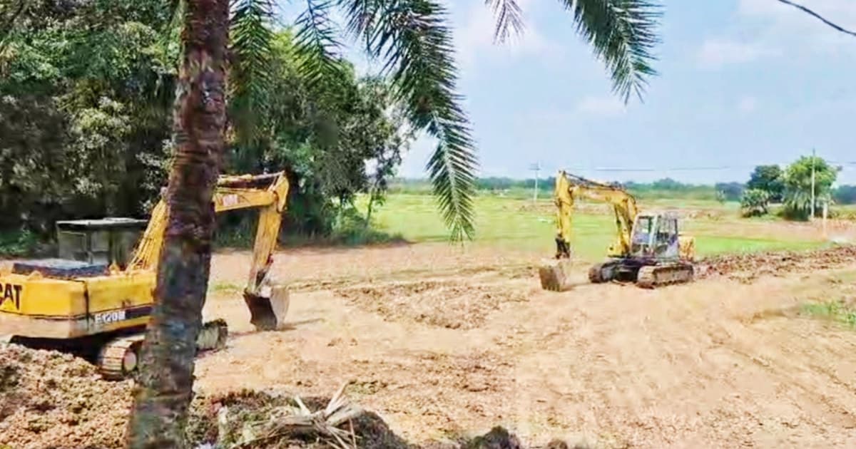 তিন ফসলি জমি কেটে মাটি বিক্রি, ক্ষতিগ্রস্ত সরকারি রাস্তা