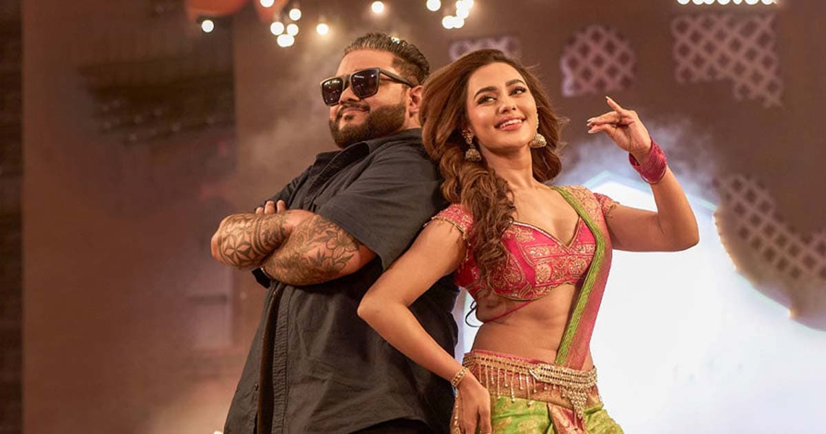 ‘লোকে বলে’ নিয়ে হাজির হয়েছেন নুসরাত ফারিয়া