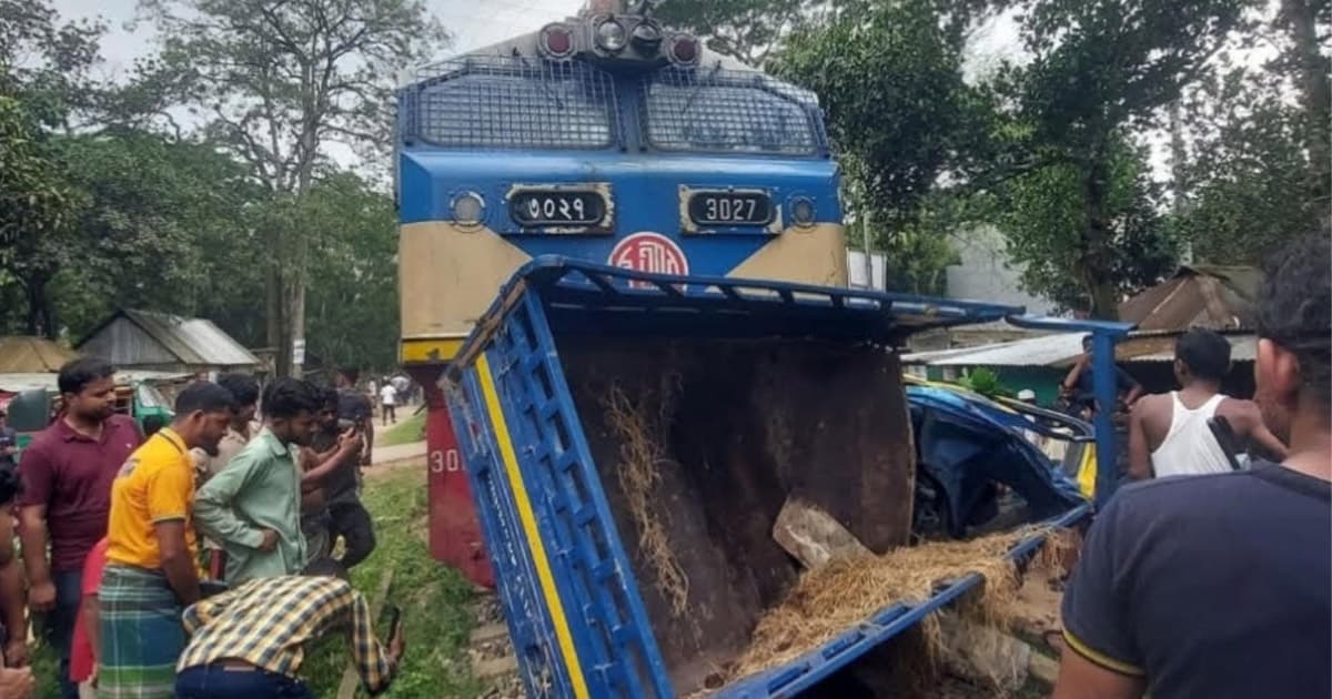 ব্রাহ্মণবাড়িয়ায় ট্রেনের সঙ্গে গরুবাহী পিকআপের ধাক্কা
