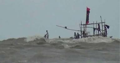 রাঙ্গাবালীতে বুড়াগোরাঙ্গ নদীতে ট্রলারডুবি, ৪ জেলে উদ্ধার