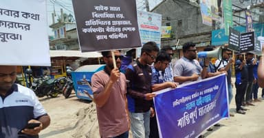 মোটরসাইকেলের ওপর প্রস্তাবিত কর প্রত্যাহারের দাবিতে মানববন্ধন