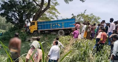 সাটুরিয়ায় ট্রাকচাপায় দুই বন্ধু নিহত