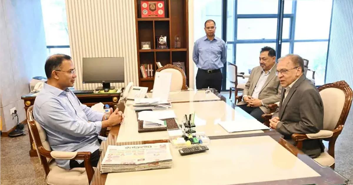 প্রধানমন্ত্রীর সঙ্গে টিআইবির নির্বাহী পরিচালকের সাক্ষাৎ