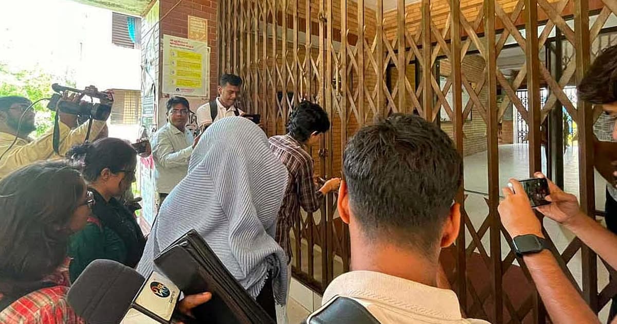 ক্ষোভে ফুঁসছে শিক্ষার্থীরা, তালা পড়ল রেজিস্ট্রার ভবনেও