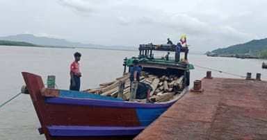 ১৩ মাস পর টেকনাফ বন্দরে মিয়ানমারের বোট